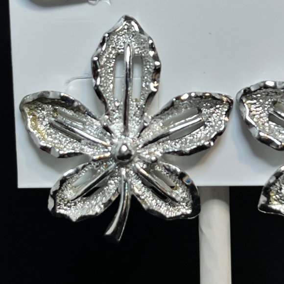 Vintage Sarah Coventry Silver Tone Maple Leaf Clip On Earrings Signed (3773) - Picture 2 of 6